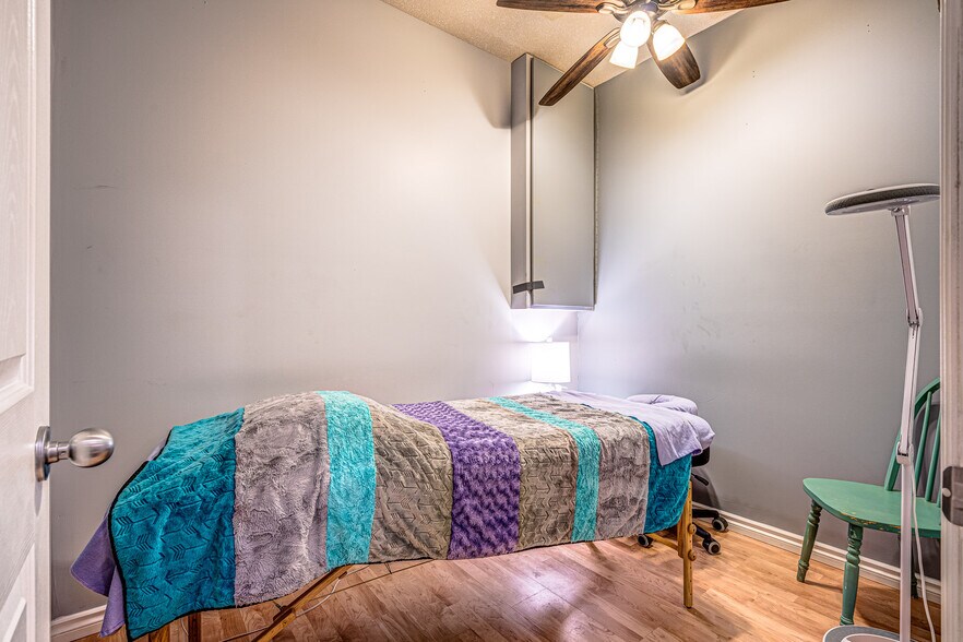 More Photos Of 23 Railway Av, Marwayne Storefront For Sale