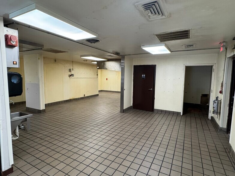 More Photos Of 6120 Grand Ave, Des Moines Restaurant For Sale