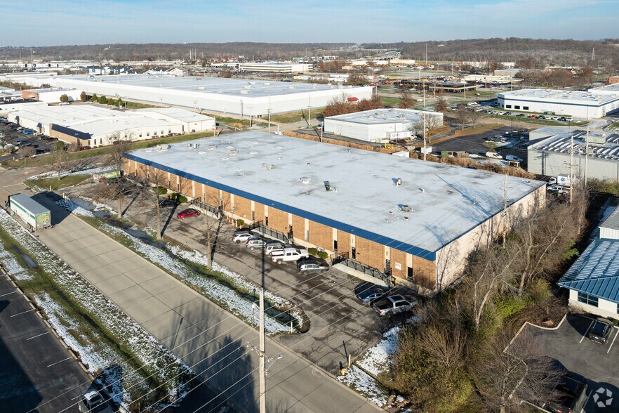 More Photos Of 1560-1590 Fenpark Dr, Fenton Distribution For Lease