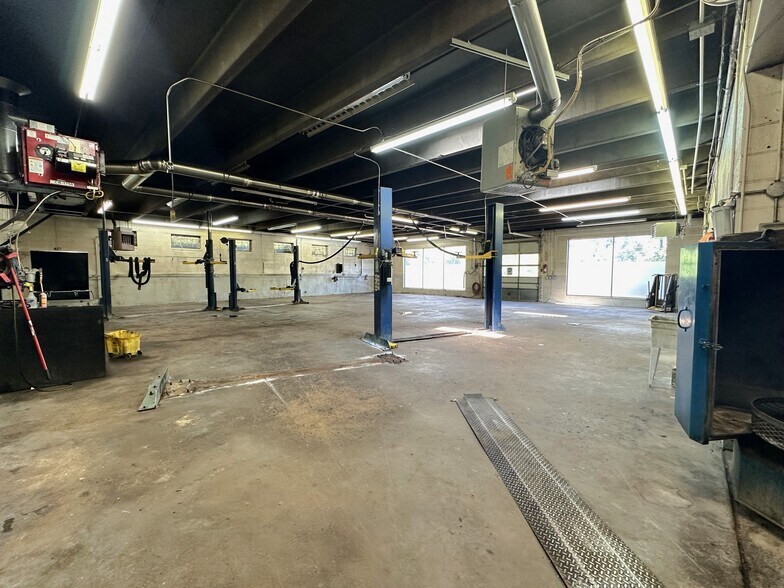 More Photos Of 449 Manitou Ave, Manitou Springs Auto Repair For Sale