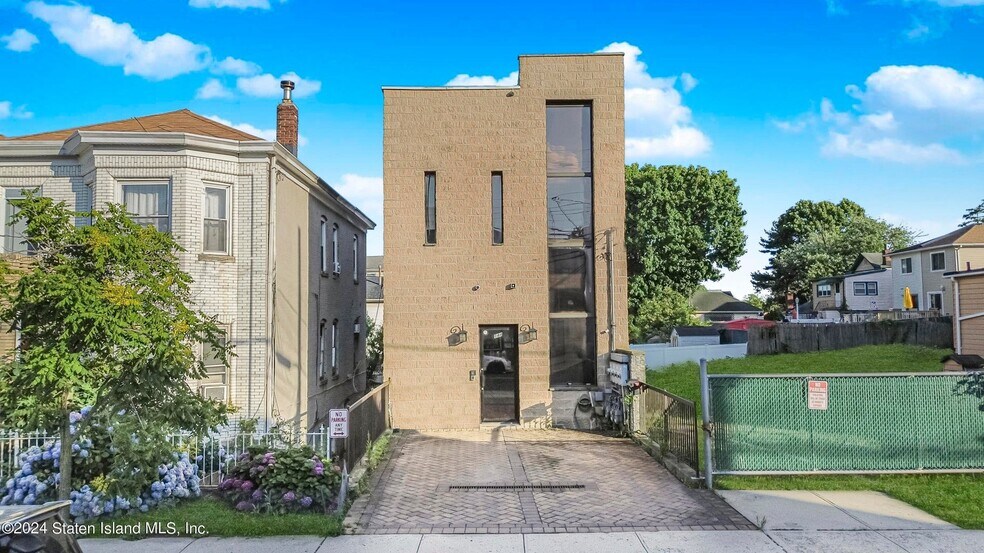 More Photos Of 144 Mcclean Ave, Staten Island Office For Lease