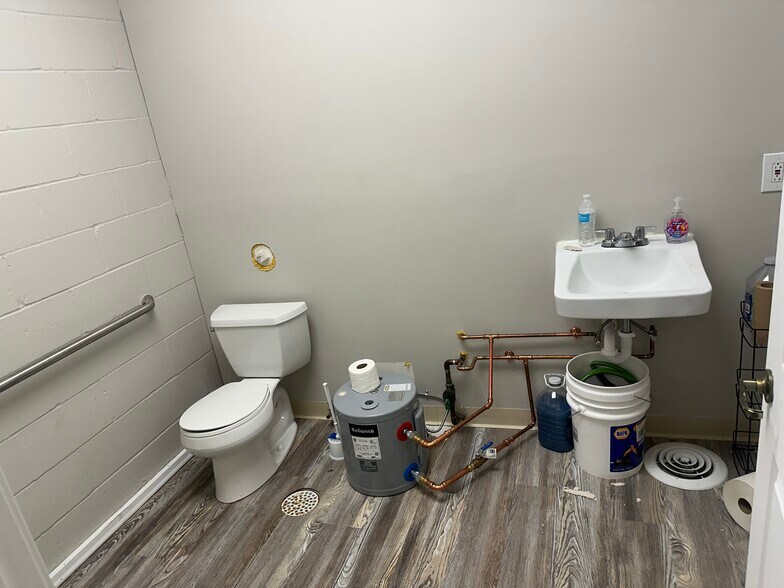 More Photos Of 3784-3788 Mckelvey Rd, Bridgeton Storefront Retail Office For Lease