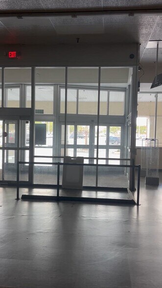 Primary Photo Of 2620-2896 Tamiami Trl, Naples Unknown For Lease