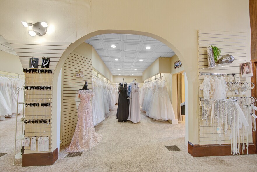 More Photos Of 2001 10th St, Emmetsburg General Retail For Sale