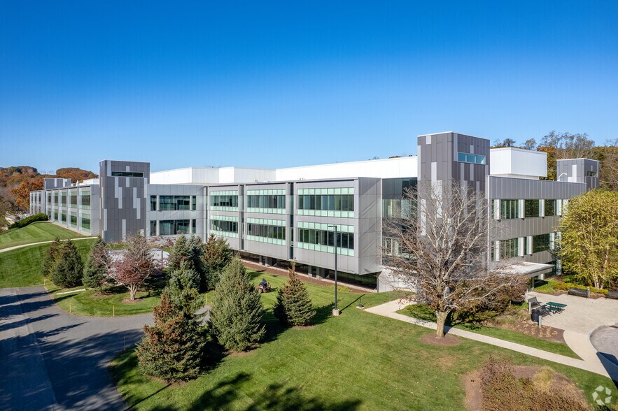 More Photos Of 1301 Atwood Ave, Johnston Office For Lease