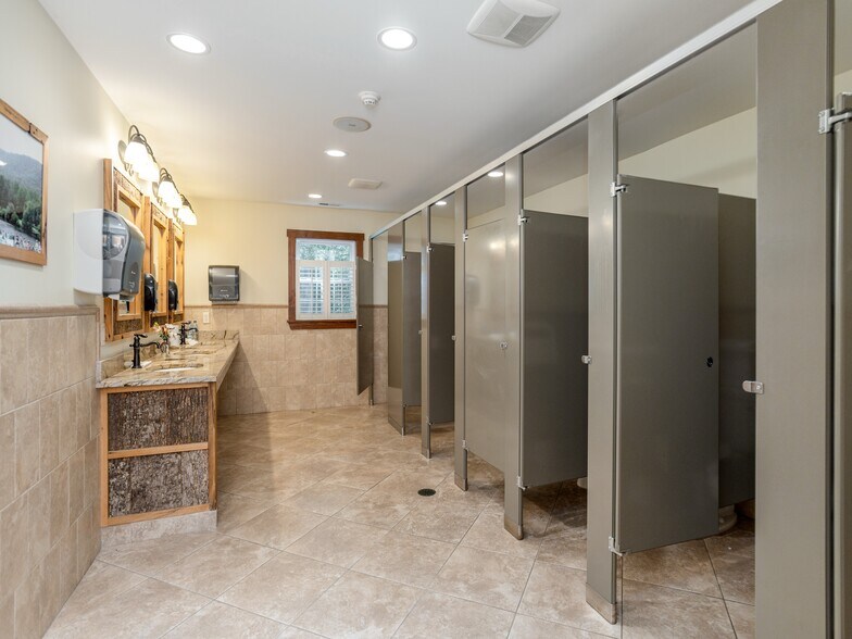 More Photos Of 8826 Boylston Hwy, Mills River Flex For Sale