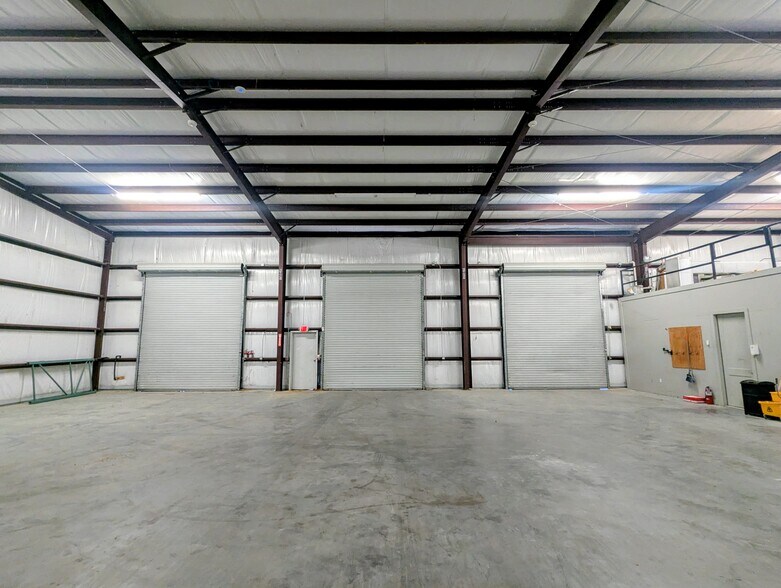 More Photos Of 1765 W Commerce Pky, Beaumont Industrial For Lease