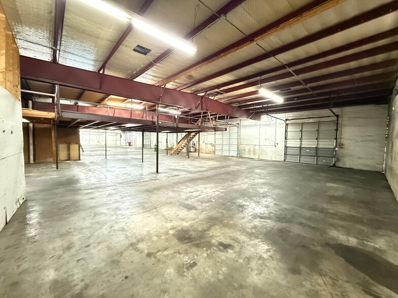 More Photos Of 11104 N Lamar Blvd, Austin Showroom For Lease
