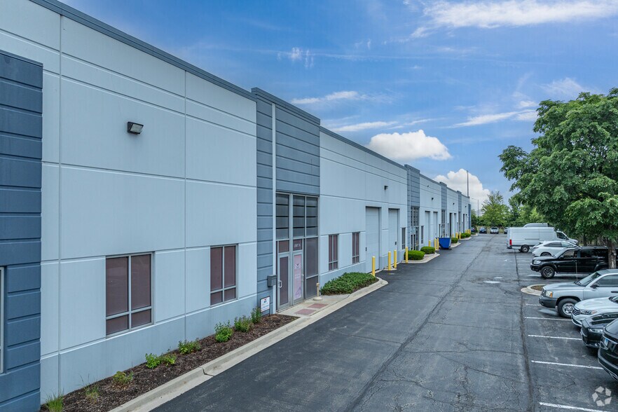 More Photos Of 1000 W Crossroads Pkwy, Bolingbrook Warehouse For Lease