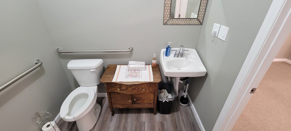 More Photos Of 202 Santa Fe Dr, Weatherford Storefront For Lease