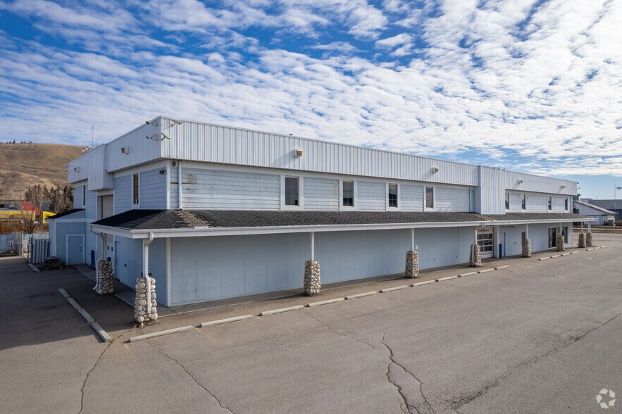 More Photos Of 340 Railway St W, Cochrane Auto Dealership For Lease
