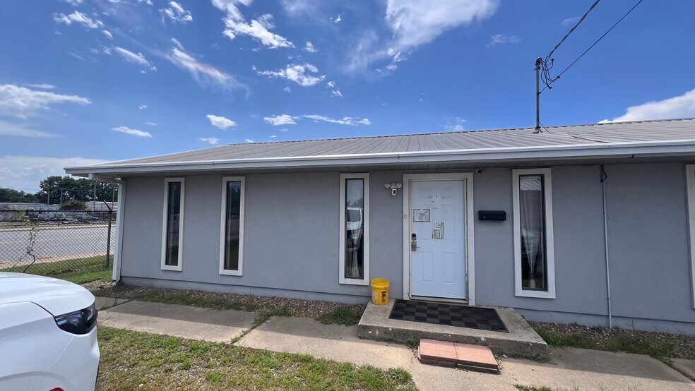 More Photos Of 3419 E Broadway Ave, North Little Rock Service For Lease