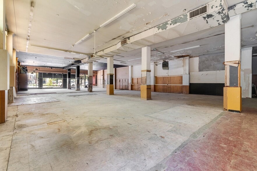 More Photos Of 4 North Plz, Paris Flex For Sale