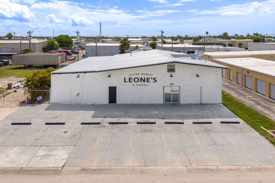 Primary Photo Of 916 SE 14th Ave, Cape Coral Restaurant For Sale