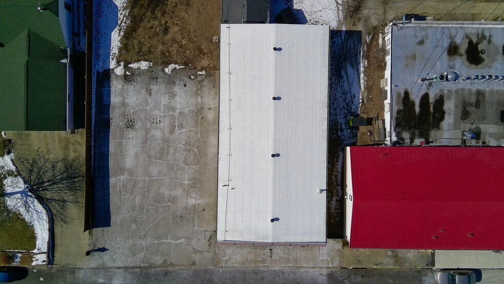 More Photos Of 1305 Black St, Pekin Flex For Sale