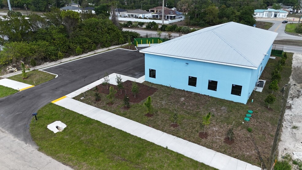 More Photos Of 121 Gretchen Ave S, Lehigh Acres Warehouse For Lease