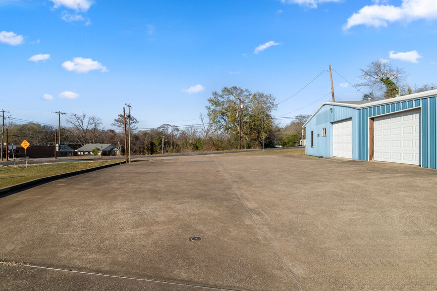 More Photos Of 1106 E Main St, Nacogdoches Warehouse For Sale