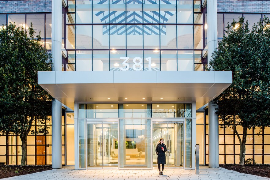 More Photos Of 381 Elden St, Herndon Office For Lease