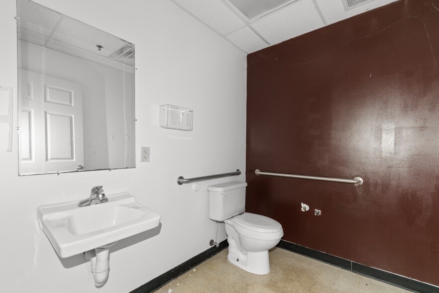 More Photos Of 480 Nelson Blvd, Kingstree Department Store For Sale
