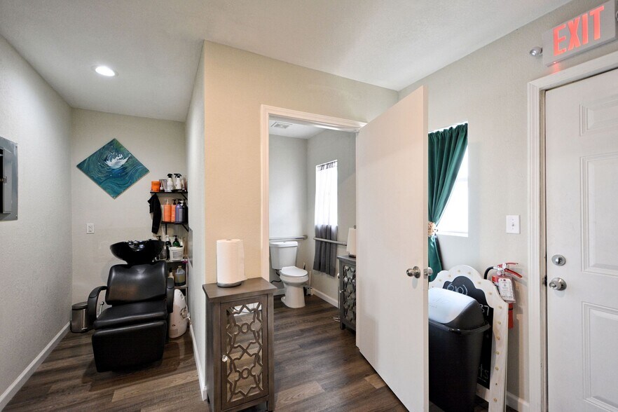 More Photos Of 100 Schertz Pky, Schertz Freestanding For Sale