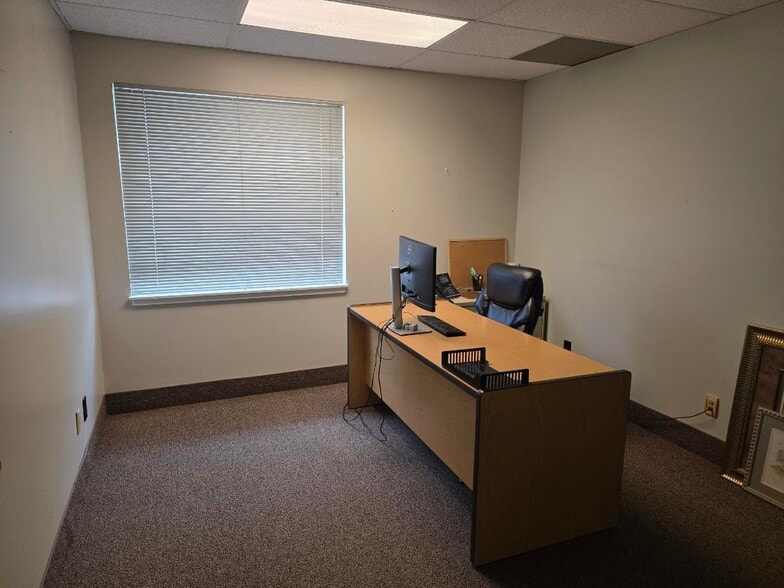More Photos Of 5700 Executive Dr, Lansing Office For Sale