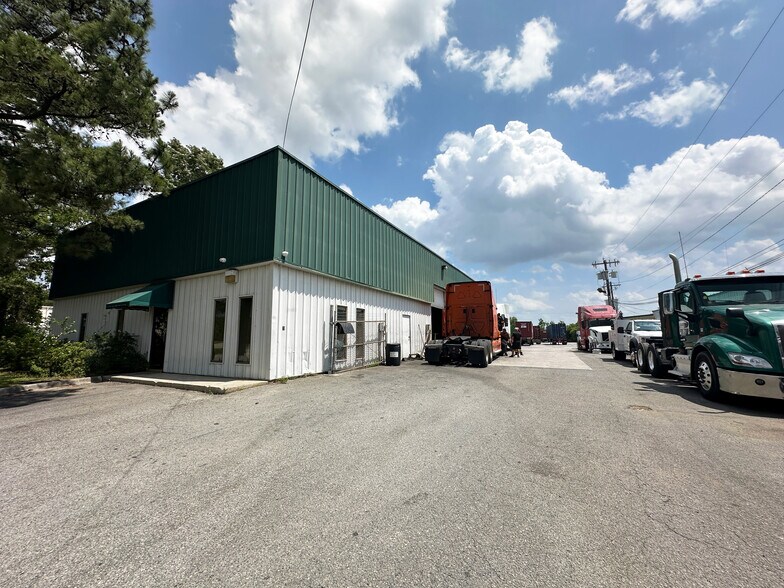 More Photos Of 9 Aviation Ct, Garden City Warehouse For Lease