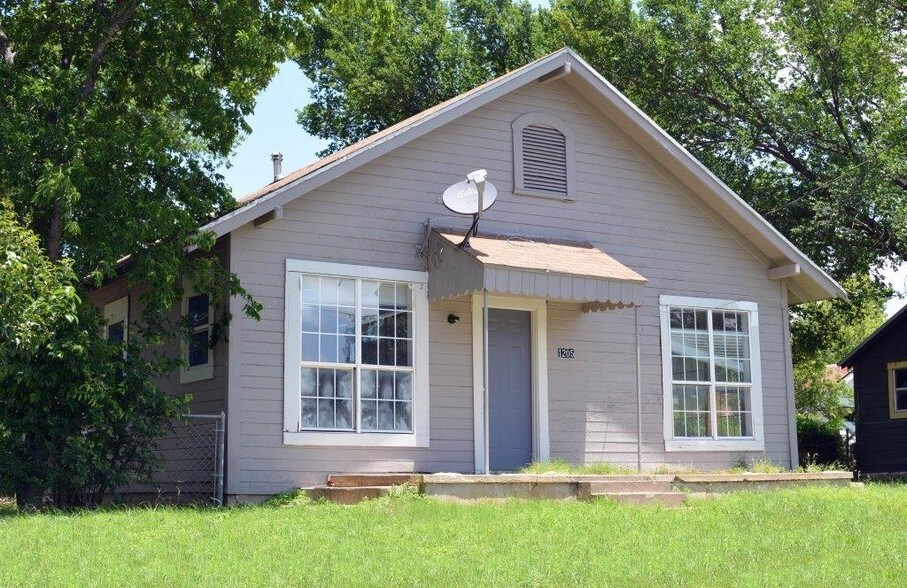 More Photos Of 207 N 10th St, Gatesville Specialty For Sale