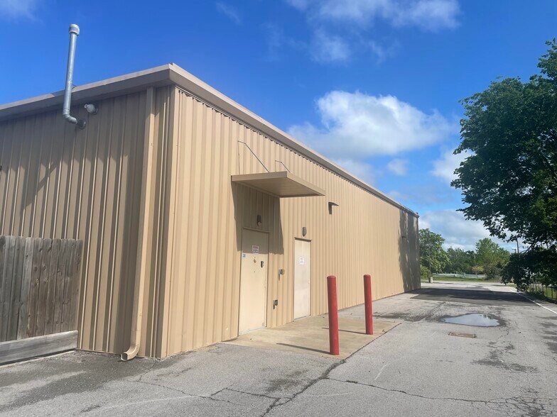 More Photos Of 202 S 2nd St, Porum Freestanding For Lease