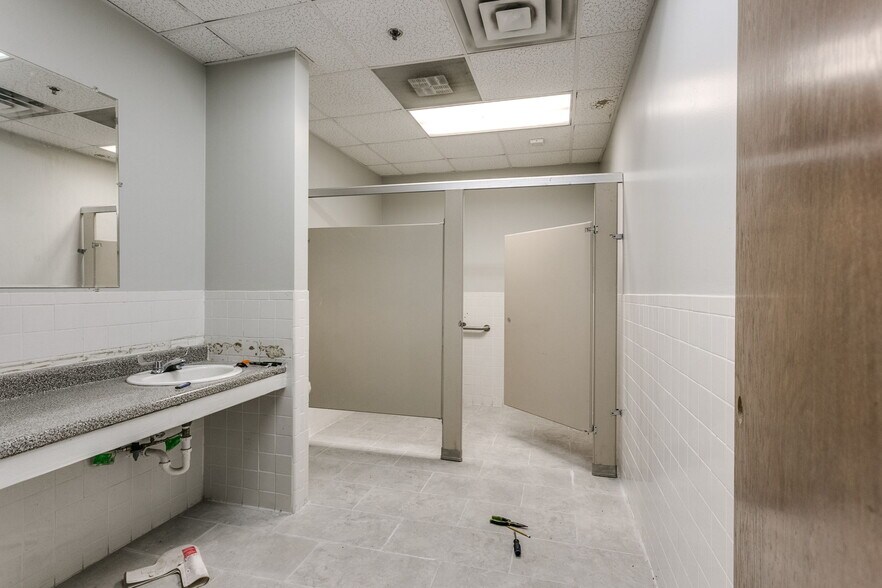 More Photos Of 3500 NW 39th St, Oklahoma City Office For Sale