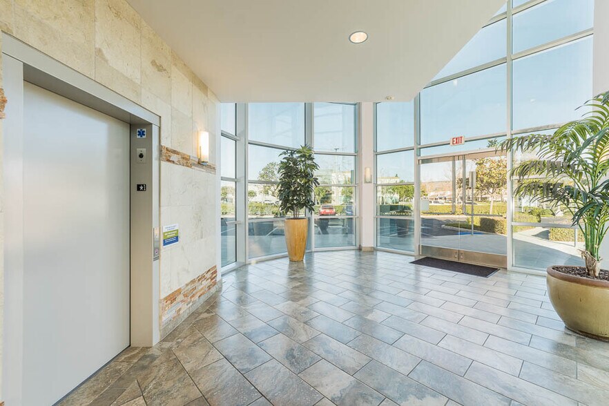 More Photos Of 1100 Flynn Rd, Camarillo Medical For Lease