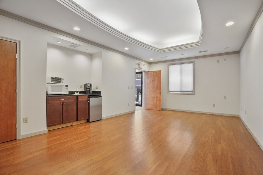 More Photos Of 908 E Waterloo Rd, Akron Medical For Lease