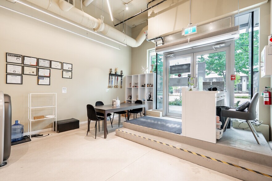 More Photos Of 5508 Hollybridge Way, Richmond Office For Lease