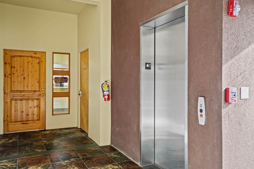 More Photos Of 404 Kiva Ct, Santa Fe Medical For Lease