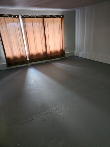 More Photos Of 305.5 N Logan St, Gaffney Storefront Retail Residential For Sale
