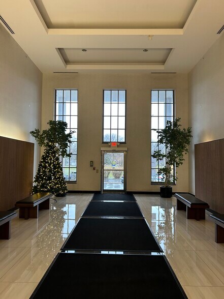 More Photos Of 2250 E Devon Ave, Des Plaines Medical For Lease