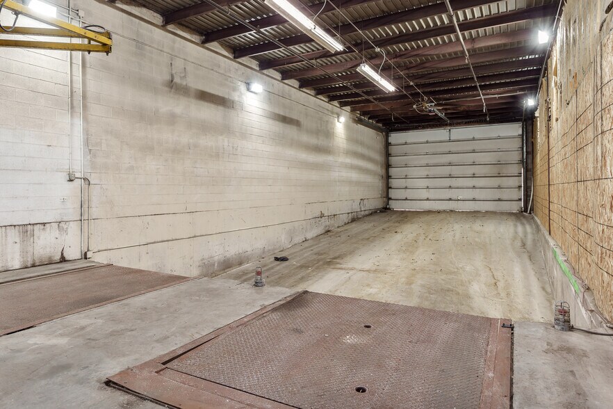 More Photos Of 3944 Auburn St, Rockford Warehouse For Lease