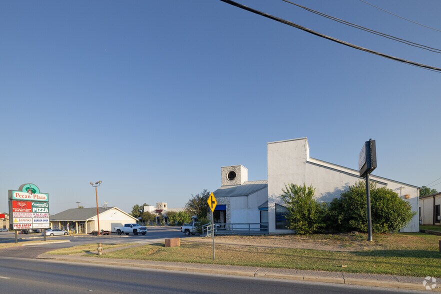 More Photos Of 3857 E Southcross Blvd, San Antonio Unknown For Lease