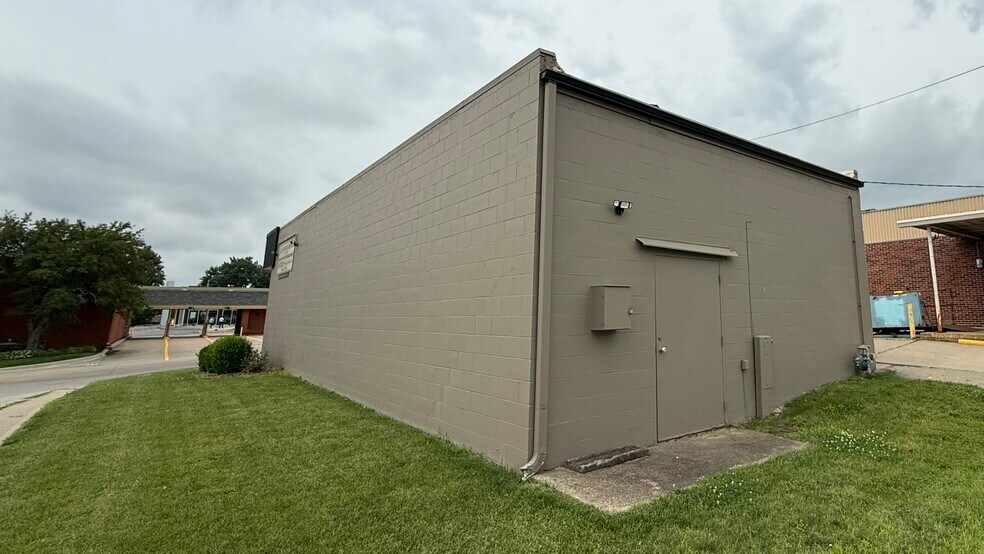 More Photos Of 619 Holiday Plz, Lansing Office For Lease