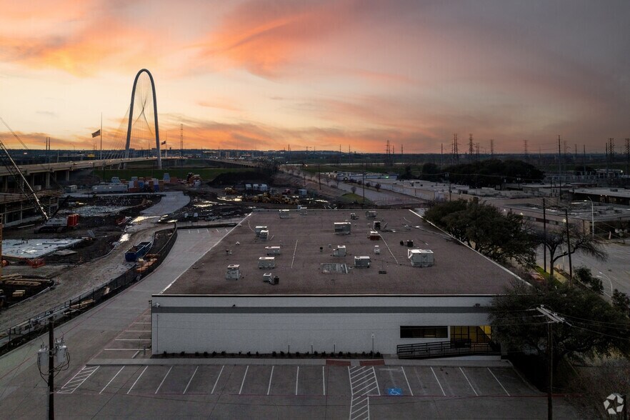 More Photos Of 152-160 Continental Ave, Dallas Freestanding For Lease