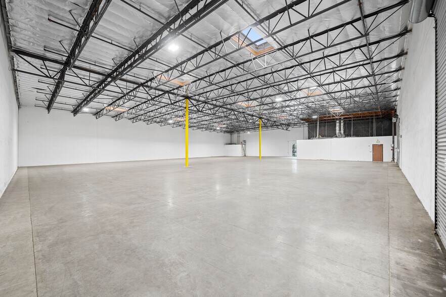 More Photos Of 14920 Hilton Dr, Fontana Warehouse For Lease
