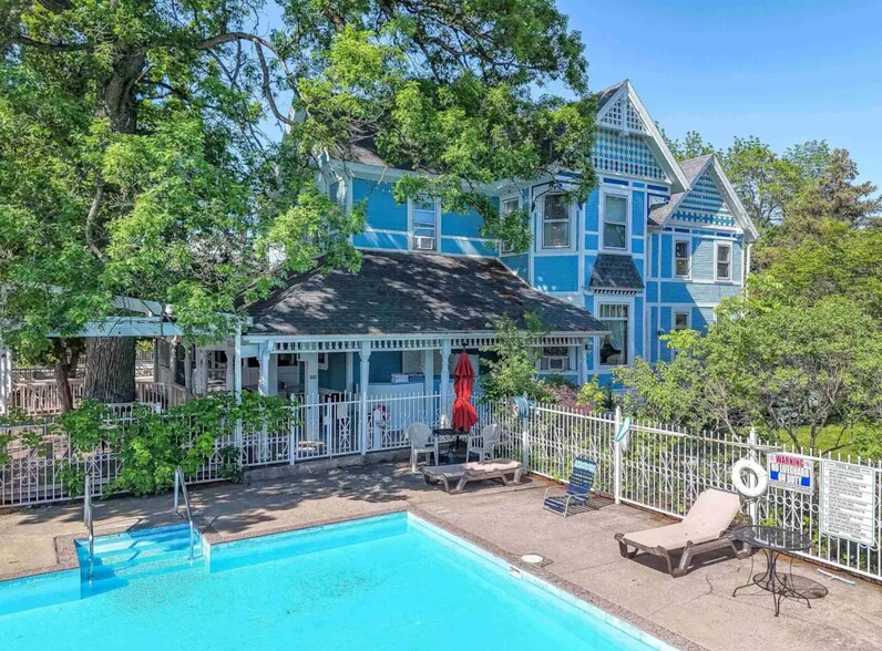 Primary Photo Of 211 Wisconsin Ave, Wisconsin Dells Hotel For Sale