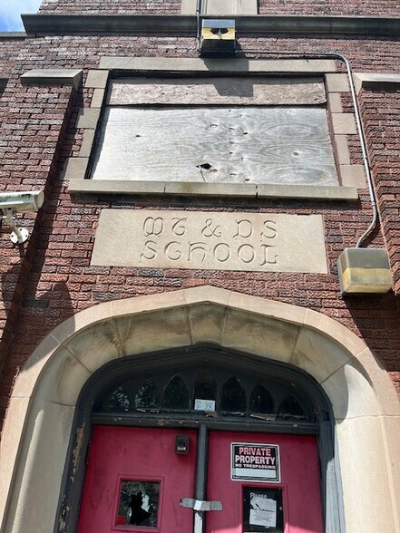 More Photos Of 574 S McAlister Ave, Waukegan Schools For Sale