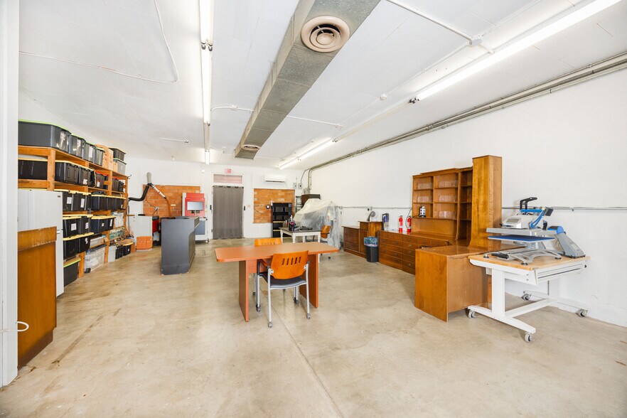 More Photos Of 1118 18th St, Hondo Storefront For Sale