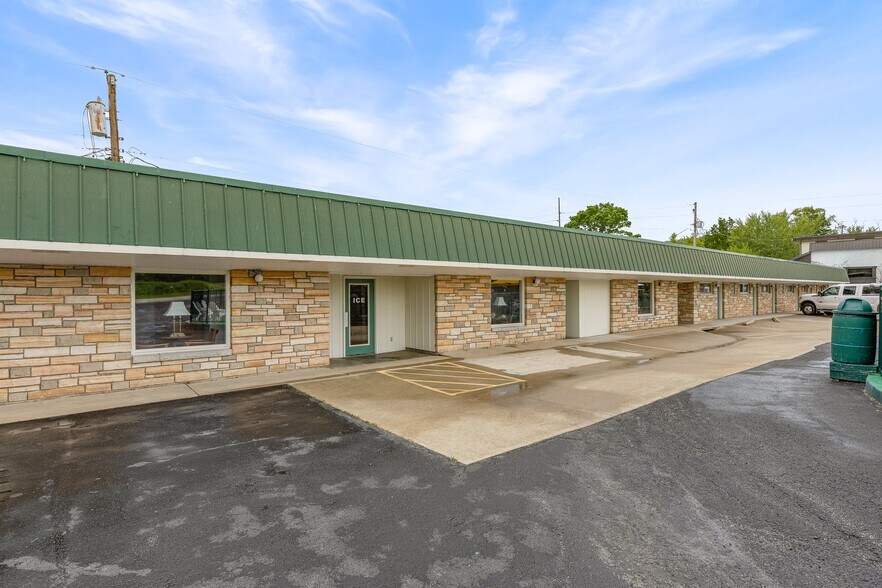 More Photos Of 310 S McCune St, Pilot Knob Hotel For Sale