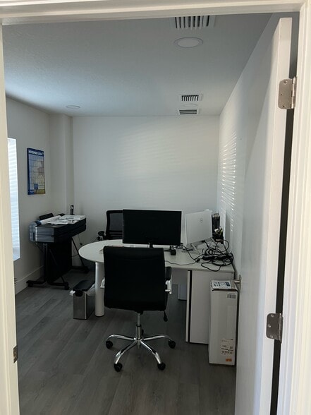 More Photos Of 2581 FL-60, Valrico Warehouse For Lease