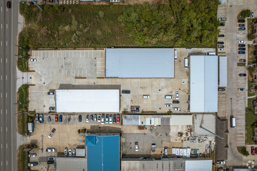 More Photos Of 1631 Highway 6 S, Houston Warehouse For Lease