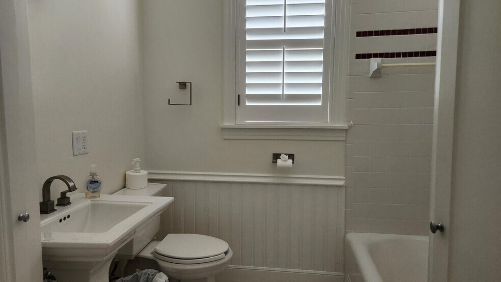 More Photos Of 5702 4th St, Katy Office For Lease