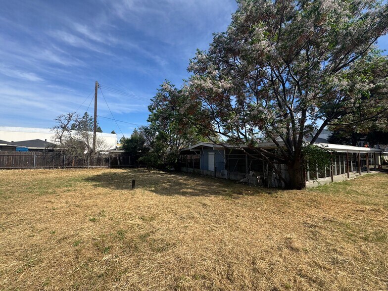 More Photos Of 1829 E Elm St, Ontario Veterinarian Kennel For Sale