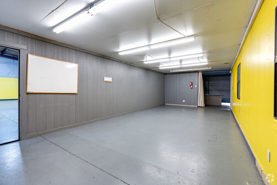 More Photos Of 2333 Delante St, Haltom City Unknown For Lease