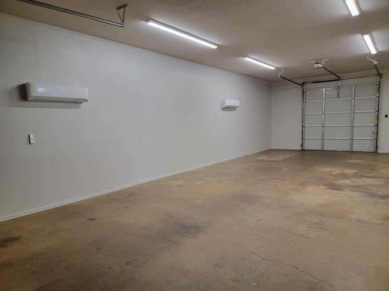 More Photos Of 1604 S Moody St, White Oak Warehouse For Lease